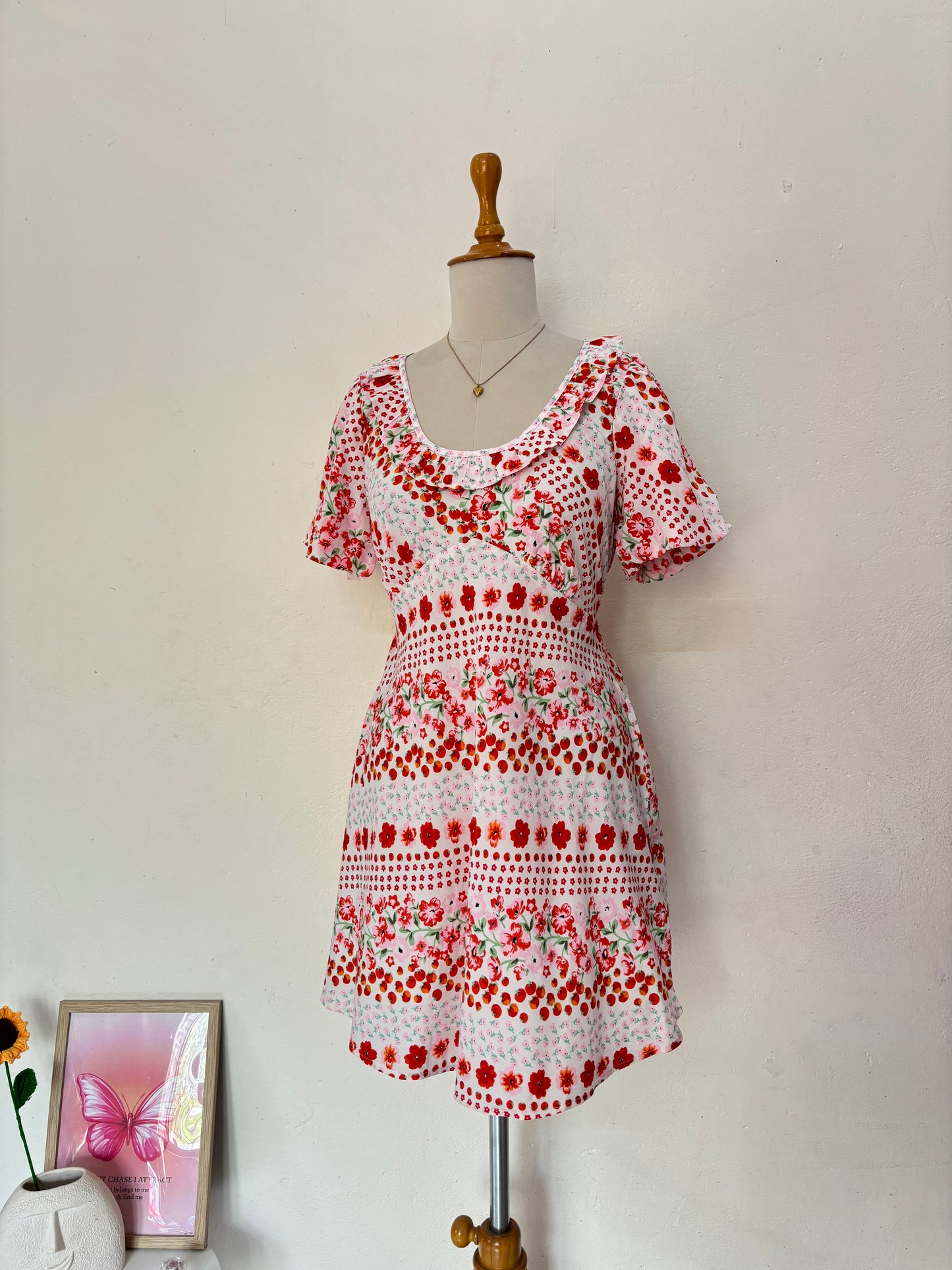 White flowers and tomato printed short dress