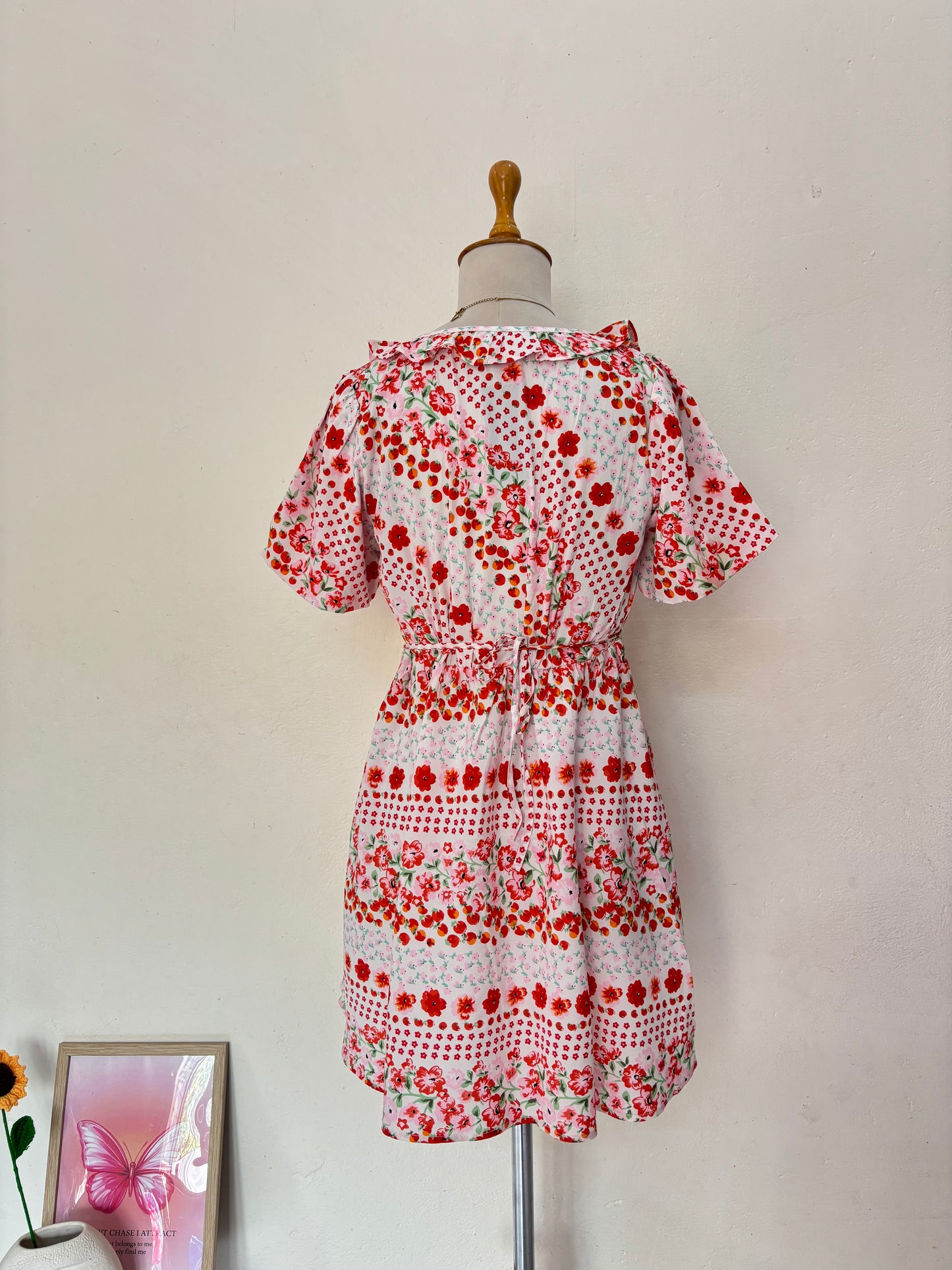 White flowers and tomato printed short dress