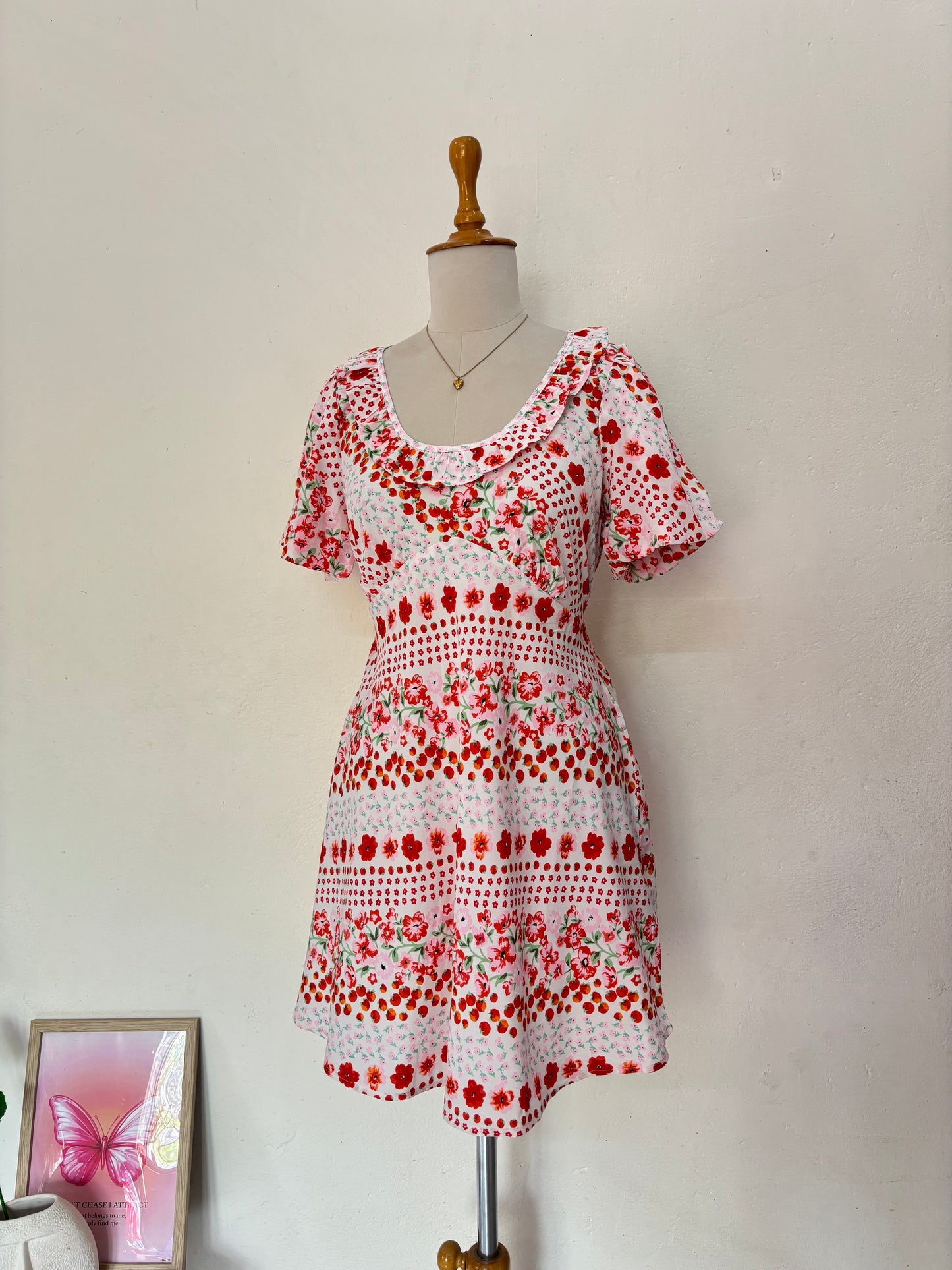 White flowers and tomato printed short dress