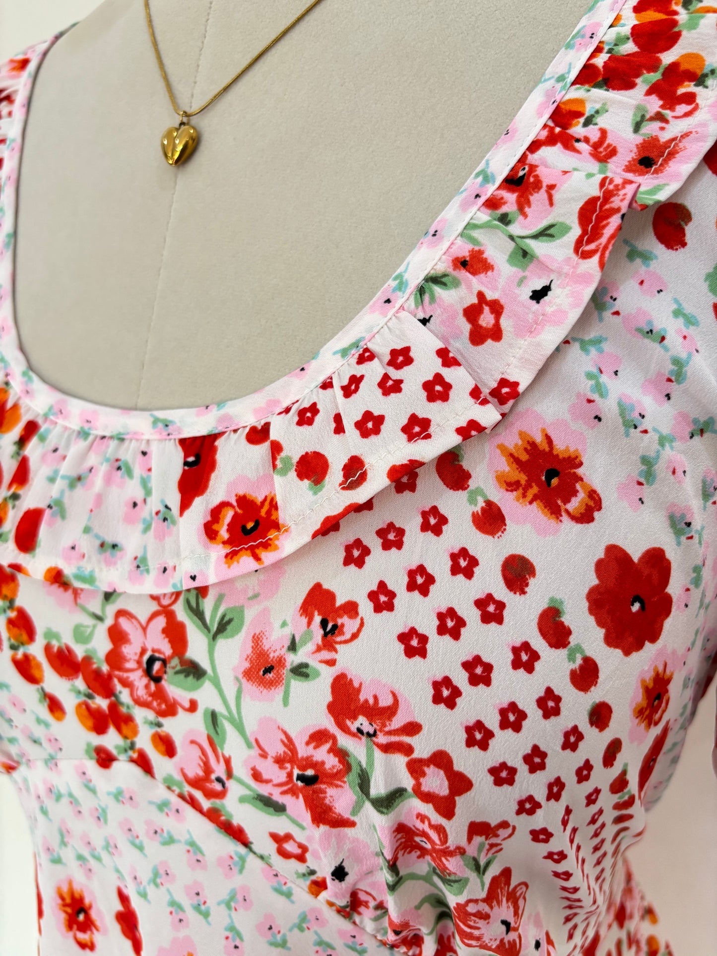 White flowers and tomato printed short dress