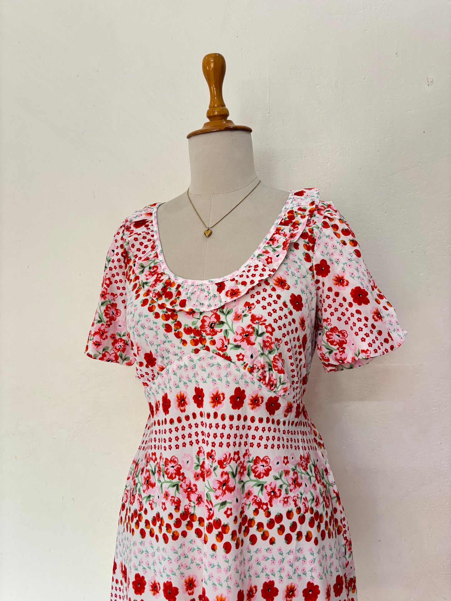 White flowers and tomato printed short dress