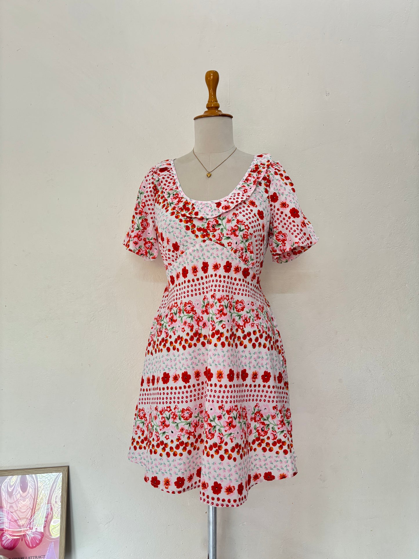 White flowers and tomato printed short dress